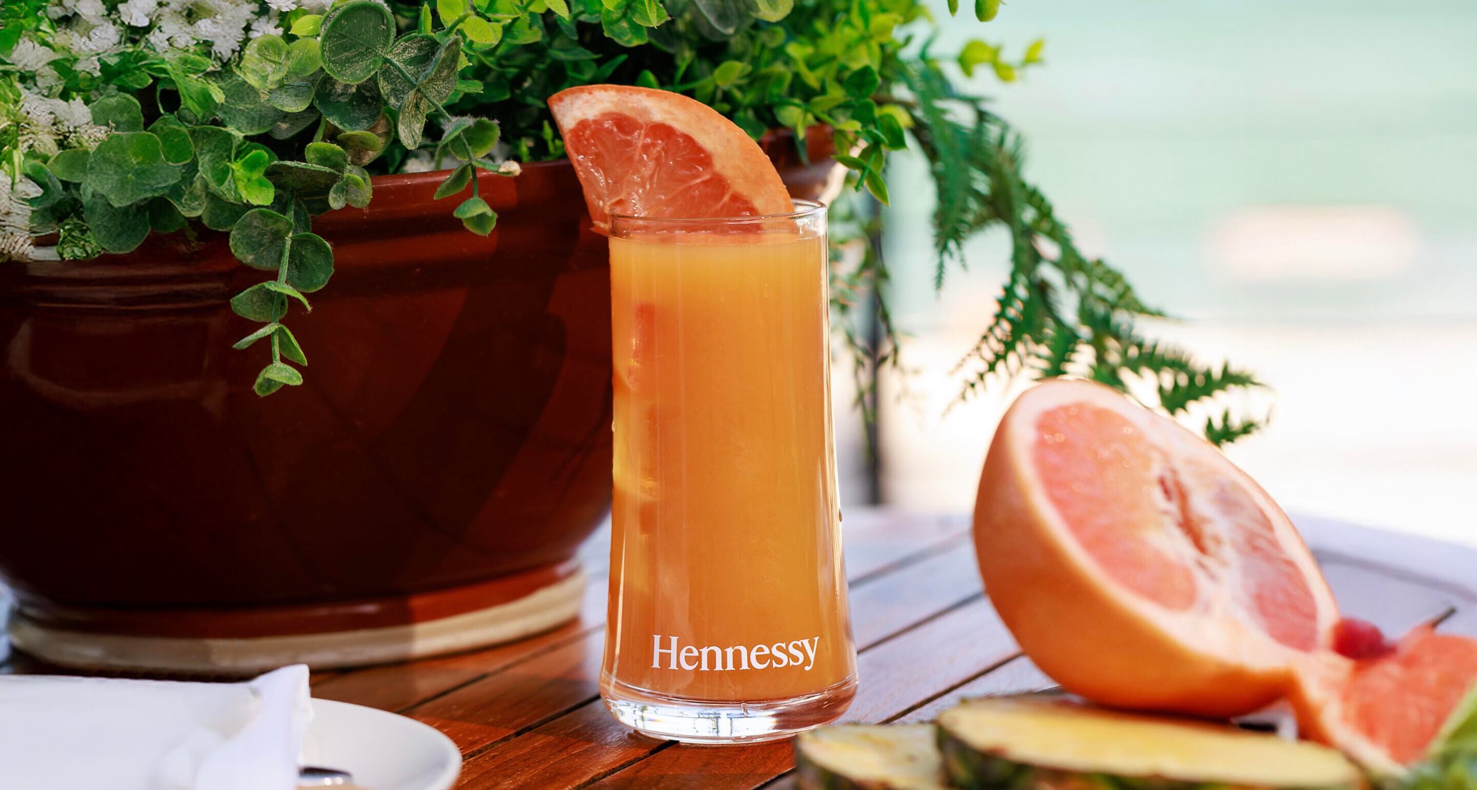 paloma cocktail with slice of grapefruit